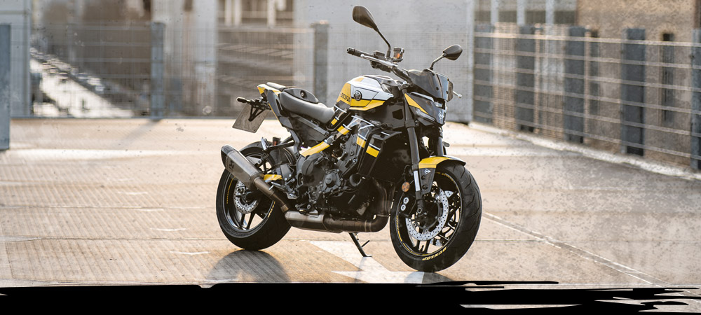 Honda CB 1000R mit Dunlop SportSmart Mk3-Reifen, die auf offener Straße rasen