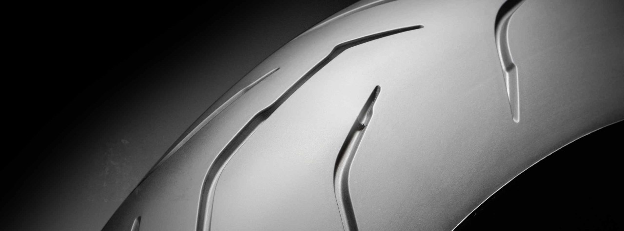 BMW S 1000 XR fährt auf Dunlop Mutant-Reifen mit Bergen im Hintergrund zurück