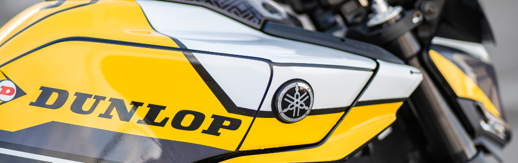 Nahaufnahme eines Motorrads der Marke Dunlop