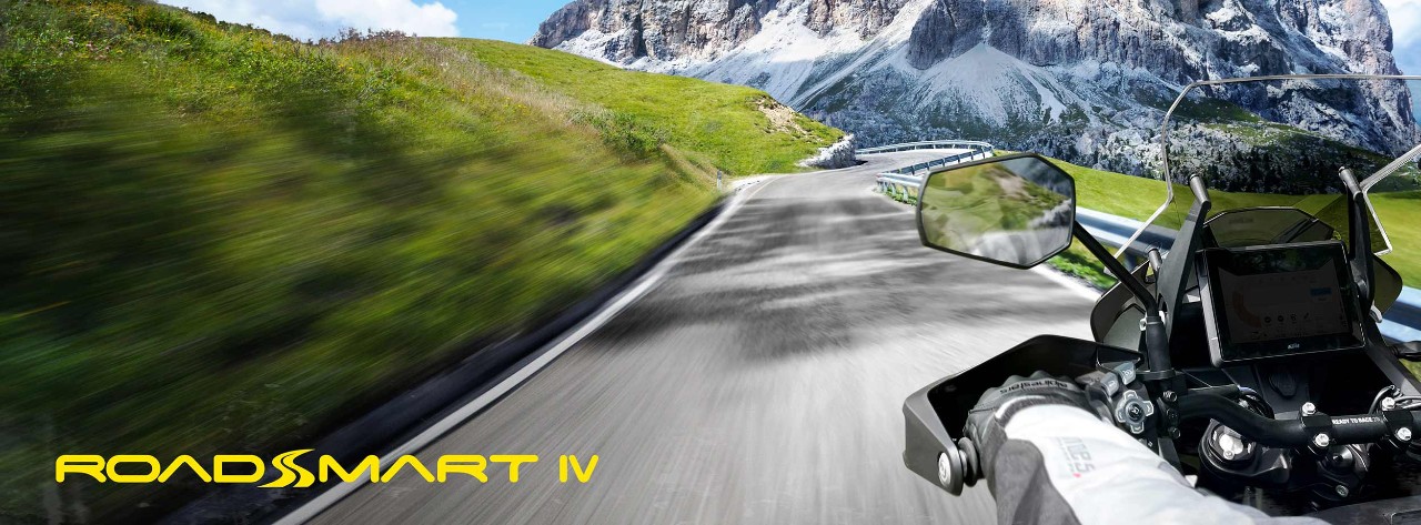 Αναβάτης με ελαστικά RoadSmart IV που διασχίζει την κοιλάδα των Δολομιτών. Βόρεια Ιταλία.