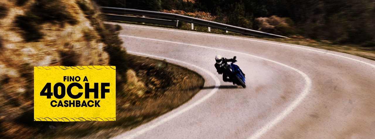 BMW S 1000 XR fährt auf Dunlop Mutant-Reifen mit Bergen im Hintergrund zurück
