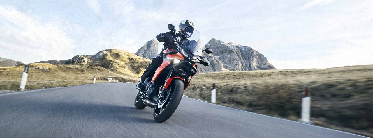 BMW M 1000 RR with Dunlop SportSmart TT tyres on the track