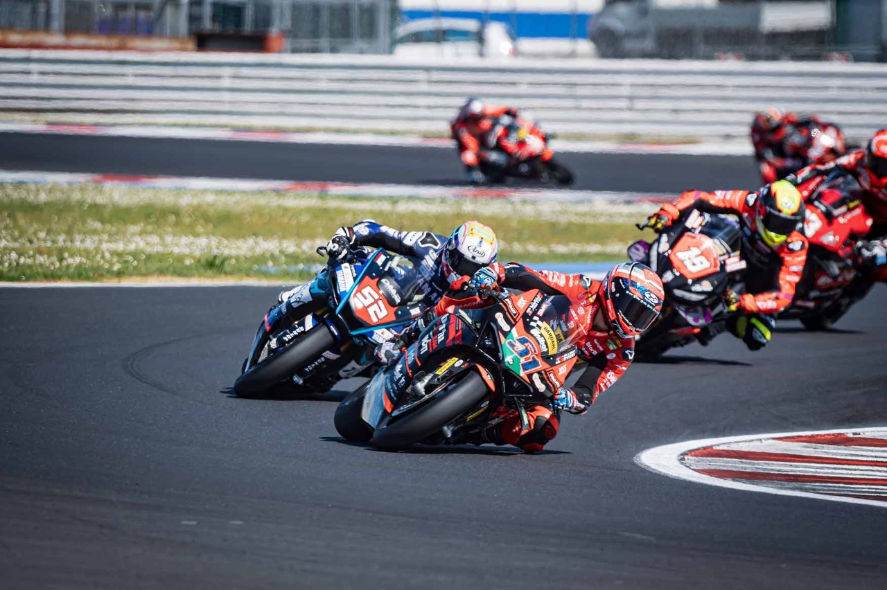 Suzuki Endurance Racing Team che corre con pneumatici Dunlop KR