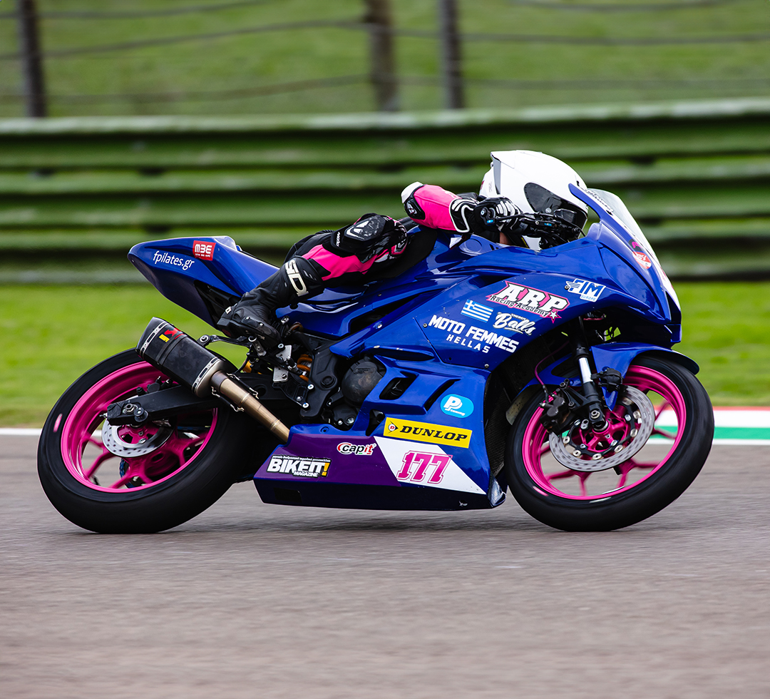 Honda racefiets op de baan op Dunlop banden