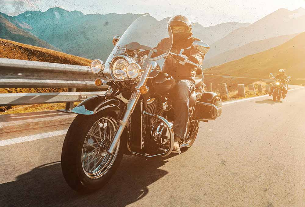 Motocyklista na oponach Dunlop jadący na japońskim krążowniku o dużej mocy