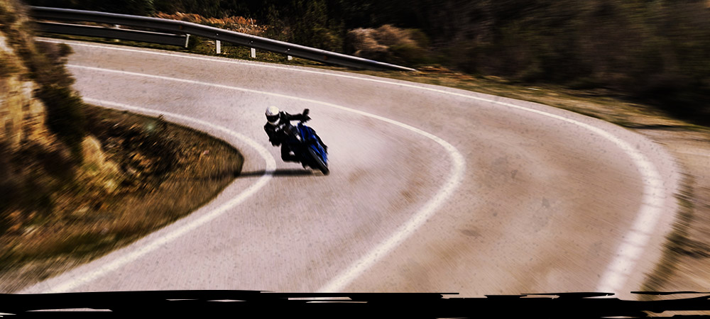 Honda CB 1000R con neumáticos Dunlop SportSmart Mk3 corriendo por carretera abierta