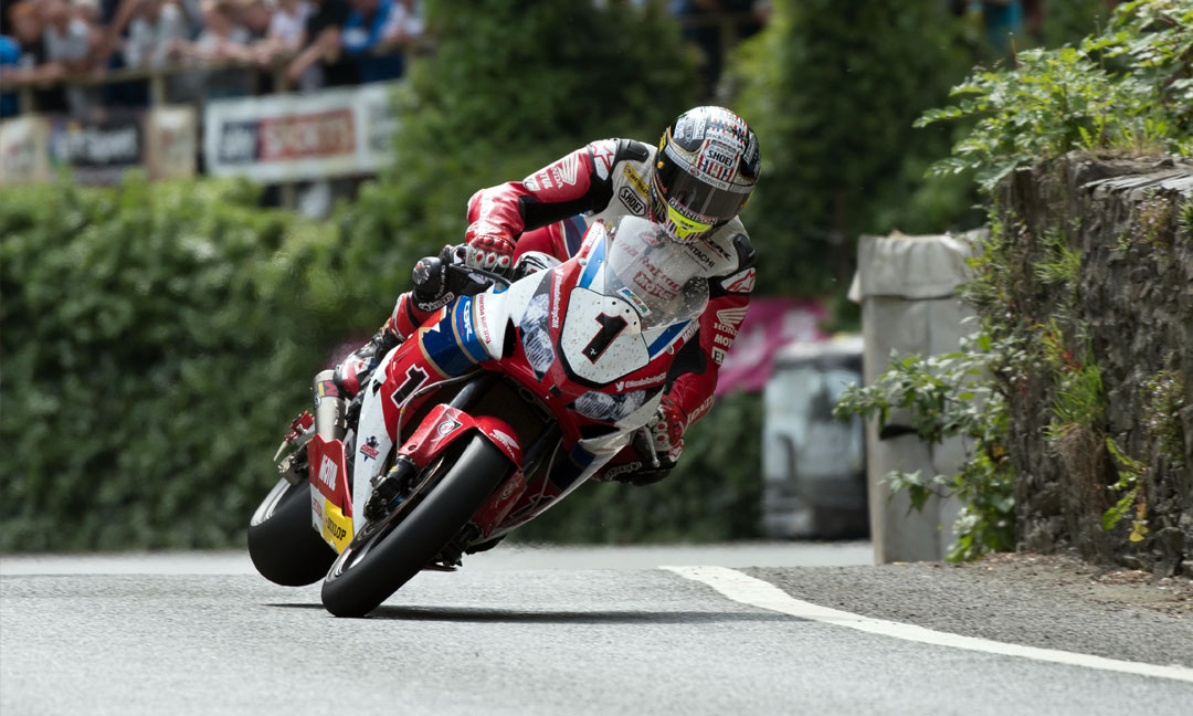 SuperSport kolesar John McGuinness na dirki IOM TT na pnevmatikah Dunlop D213 GP Pro