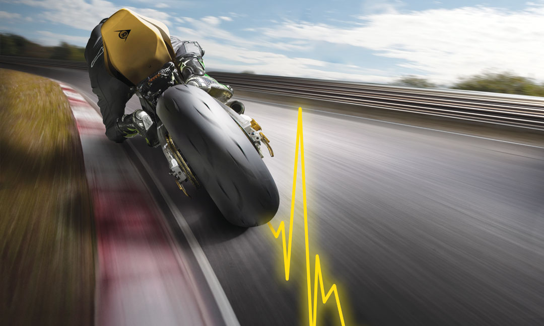 Dunlop GP Racer D212 hyperportdäck används på en tävlingsbana med gul pulslinje